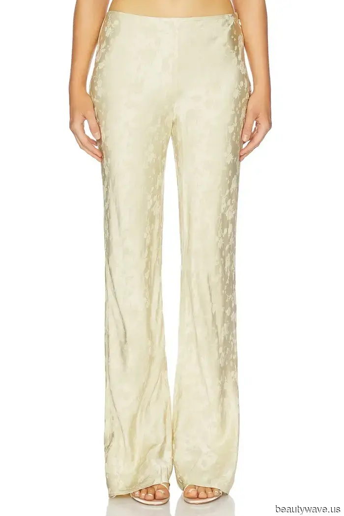Si quieres que las chanclas se vean elegantes, olvida los pantalones de lino&mdash;optar por esta tendencia de pantalones en su lugar.