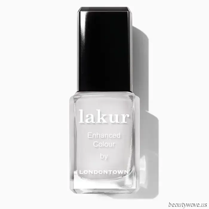 ¿Avena, Almendra o Fresa? Los Mejores Tonos de Esmalte de Uñas Lechoso para una Manicura de Verano a la Moda