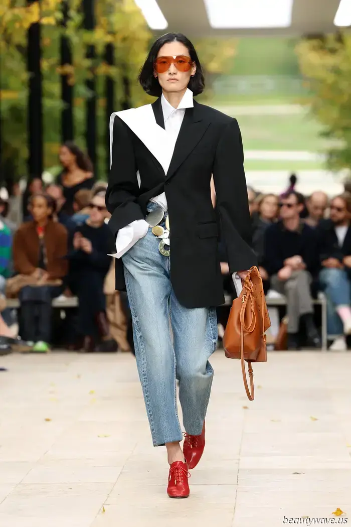 Foulard di raso, colori primari e sartoria morbida — Michael Rider continua a imprimere il suo marchio sul preppy-borghese…