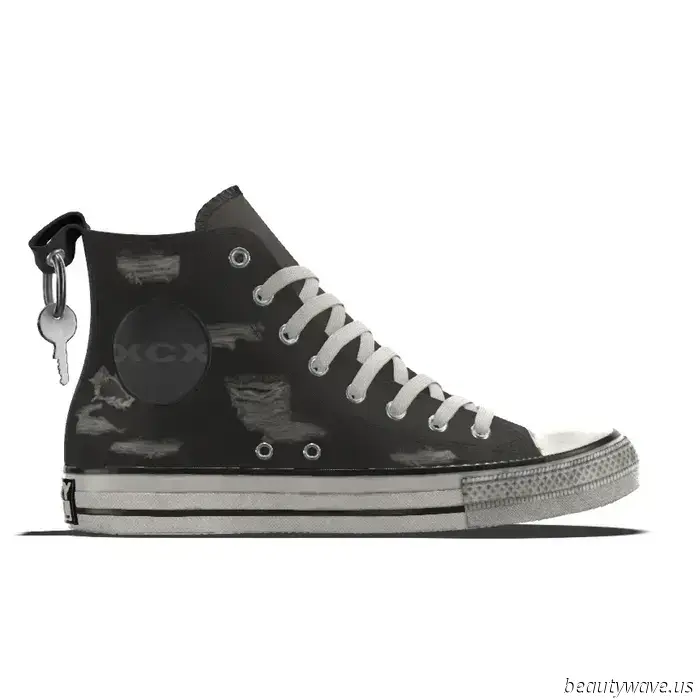Чарли применяет к кедам Chuck Taylor "стиль Брат" в своей последней коллаборации с Converse
