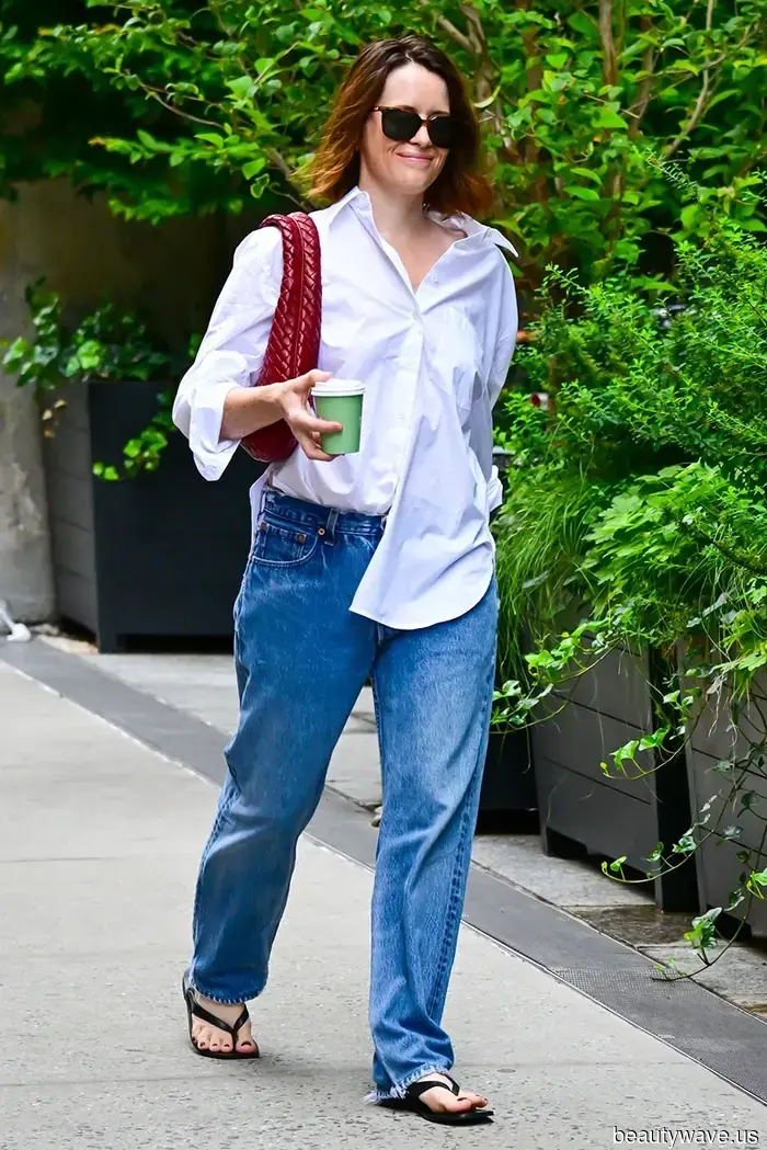 FYI: Questo modo "datato" di indossare una camicia button-down e jeans sembra essere di nuovo alla moda.