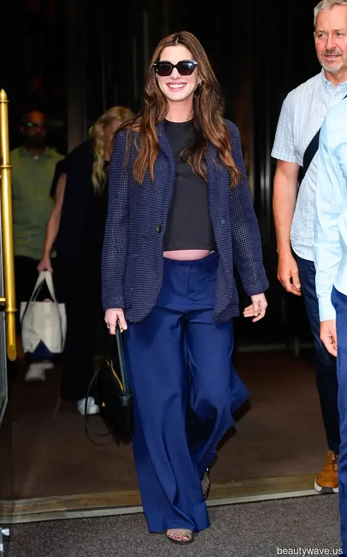 Anne Hathaway acaba de llevar la tendencia de zapatos de verano de punta cerrada que sigo viendo en la gente de moda en Europa.