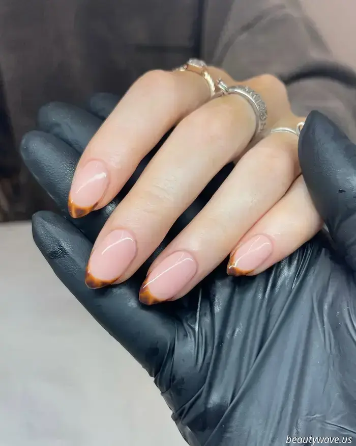 Beauty Editors Concur: This Simplistic French Manicure Trend Is an Evergreen Attraction.