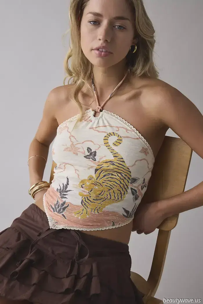 The Most Fashionable Girls in New York Only Opt for This Summer Shirt Trick When Temperatures Reach 85°F.