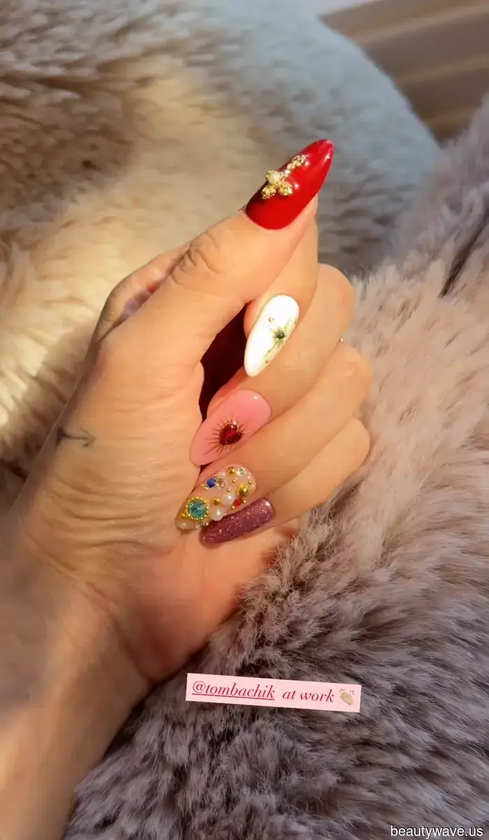 Estoy desesperada por copiar la manicura de Romeo + Julieta de Selena Gomez&mdash;me recuerda a 1996 de la mejor manera.