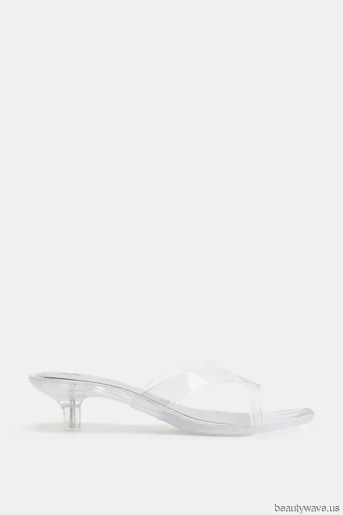 Jelly sandals have made a comeback—regardless of whether you’re 20 or 40, this is a chic way to wear them.