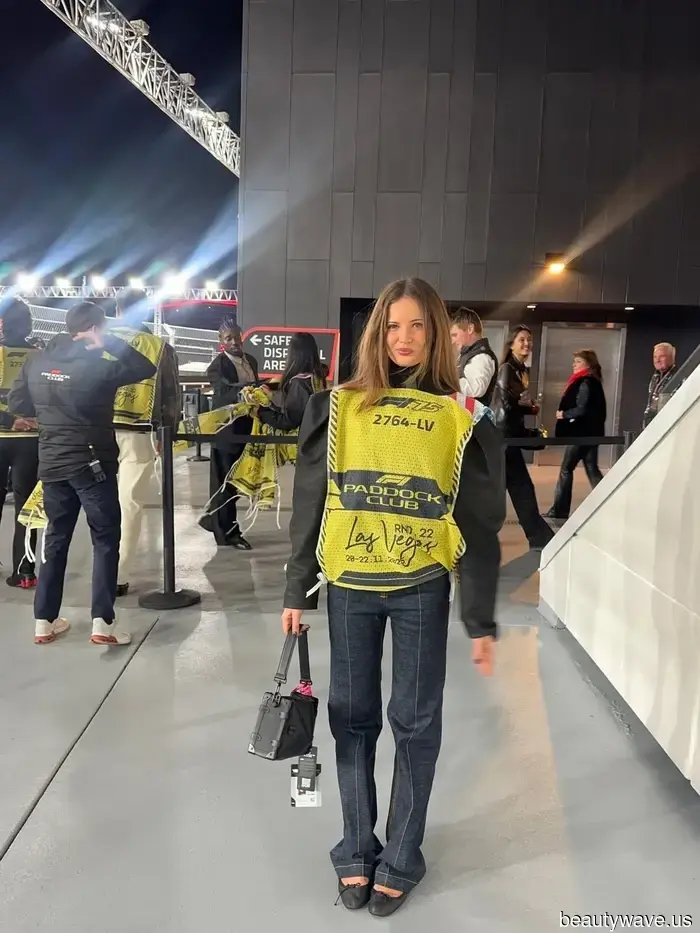 Coole Mode-Mädchen, die in L.A. leben, wählen dieses auffällig ähnliche Y2K-Grundstück über Skinny Jeans.