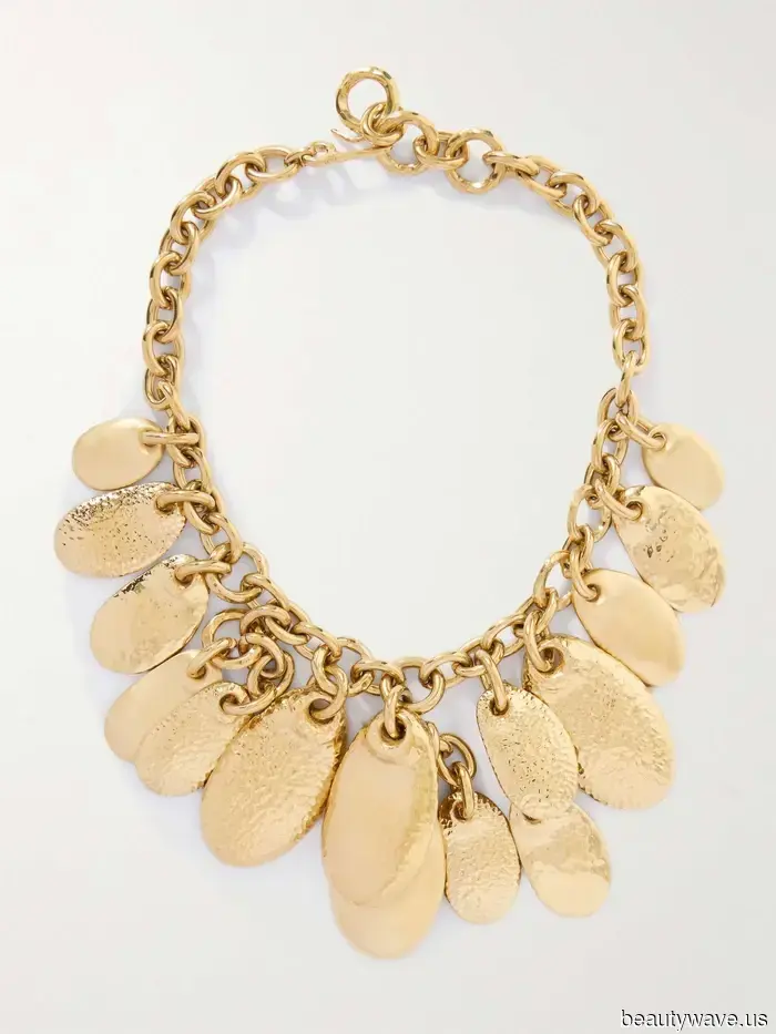 Throughout Paris Fashion Week, everyone was pairing leggings with this shoe trend, and I'm making a note of it.