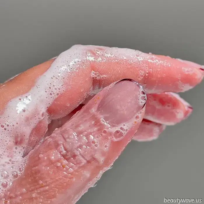 Es oficial: esta es la forma más elegante de llevar la manicura francesa este otoño.