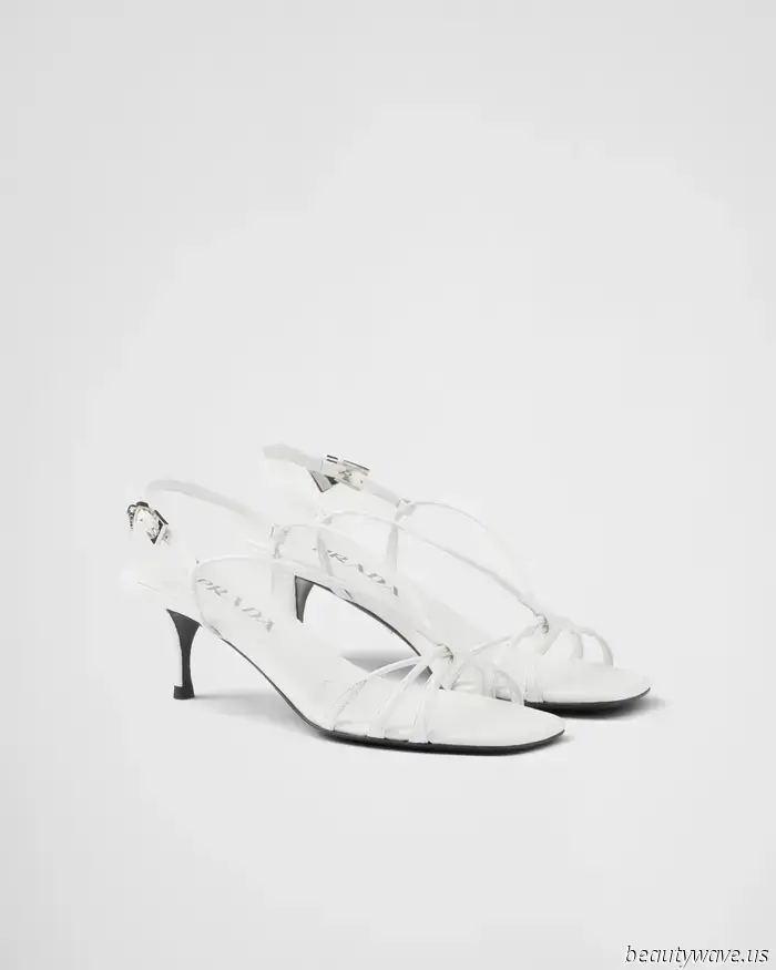 These sandals used to appear "cheap," but they have now evolved into something elegant.