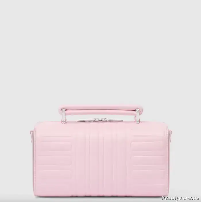 Rimowa впервые в своей истории выпускает кожаные сумки — вот как it-girls их носят