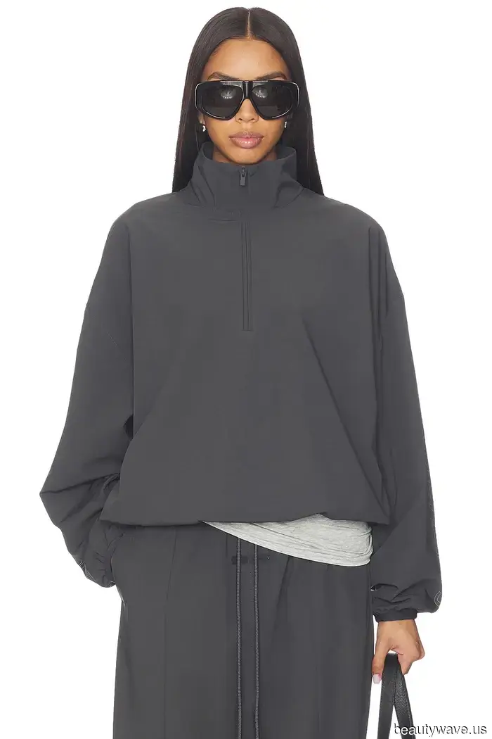 The hot trend that's quickly selling out everywhere is the trendiest option to pair with white jeans right now.