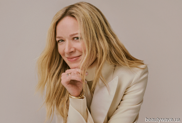 Anne Hathaway's stylist reveals how she assembled the outfits for The Devil Wears Prada 2 press tour.