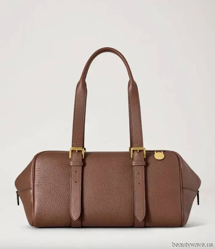 Il marchio di lusso che ci ha dato molte borse iconiche negli anni 2010 ha un nuovo stile, e le persone del mondo della moda lo stanno già indossando.