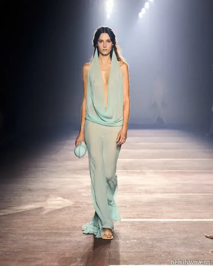 El desfile de primavera 2026 de Mugler es una colisión seductora de exuberancia, fetiches y futurismo.