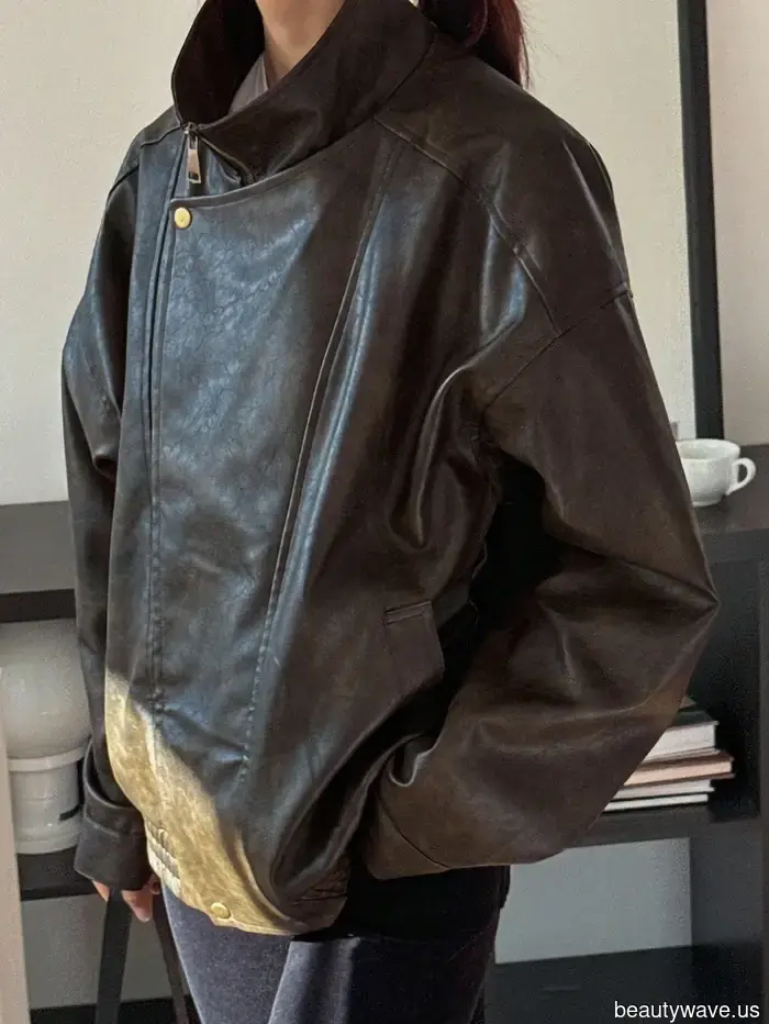 Le persone a Parigi e a New York stanno sostituendo le loro giacche moto con questa alternativa del 2025.