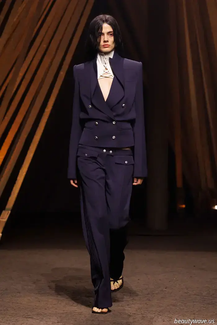 Korsetts, Fransen und jede Menge tiefsitzende Hosen: Alexander McQueen interpretiert die Uniform neu