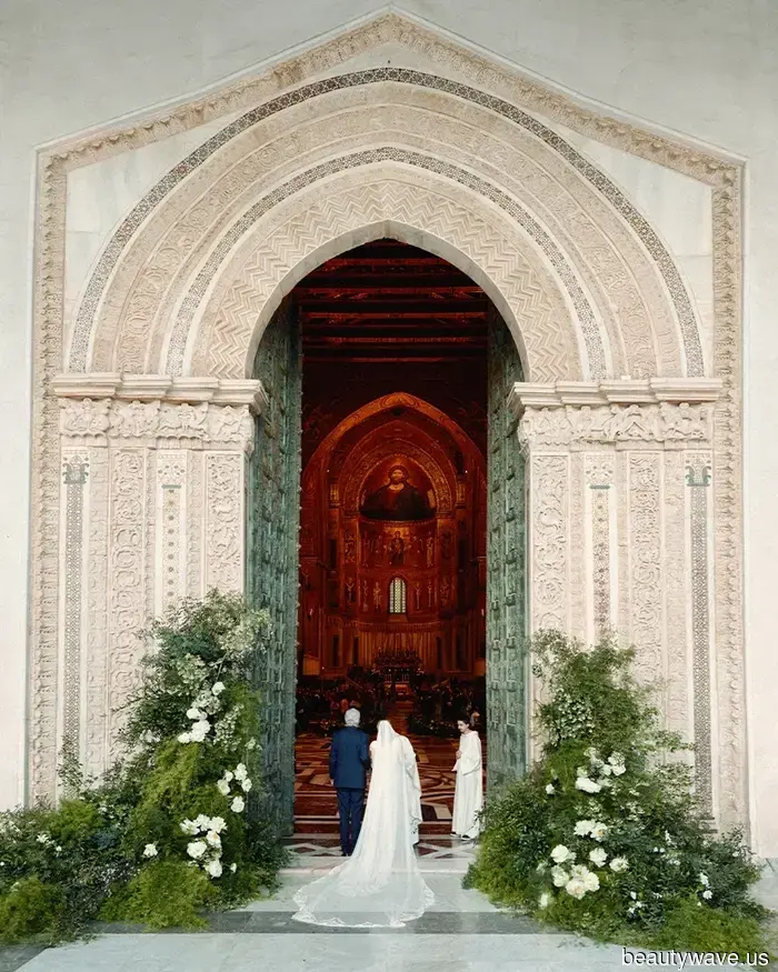 Questa sposa stilista ha indossato un abito da sposa ispirato al vestito di Audrey Hepburn in My Fair Lady.