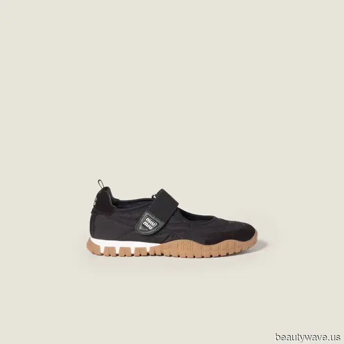 Neither a ballet flat nor a trainer—this "controversial" shoe is what I desire to wear this autumn.