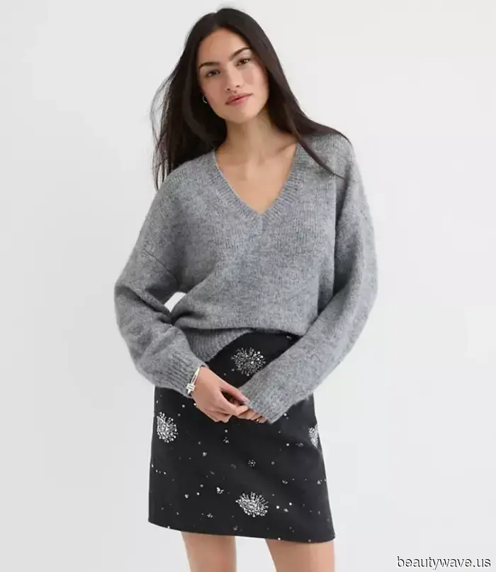 Abiti con Fiocco Rosso, Pantaloni di Velluto e Camicie da Smoking&mdash;Emma Roberts Condivide Cosa Indossa Questa Stagione Festiva