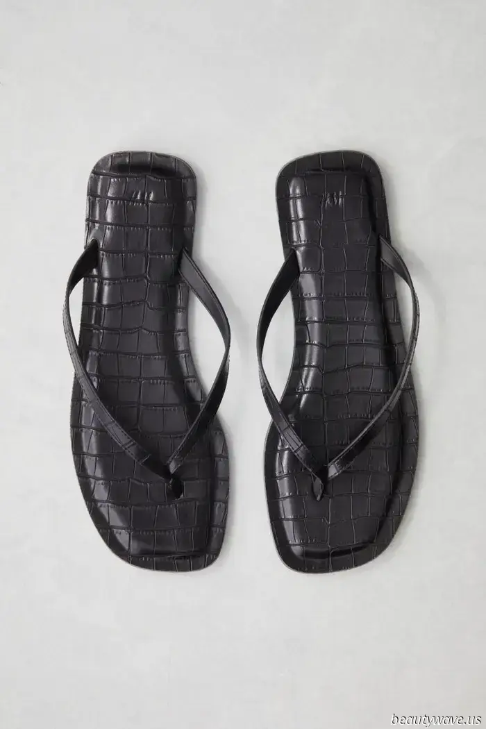 Folks in L.A. understand that pairing flip-flops with this "outdated" jeans trend gives it a refreshing twist.