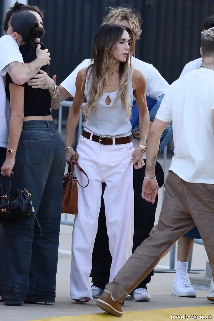 I jeans blu funzionano sempre, ma se vuoi apparire costoso quest'estate, sostituiscili con questo paio elegante.