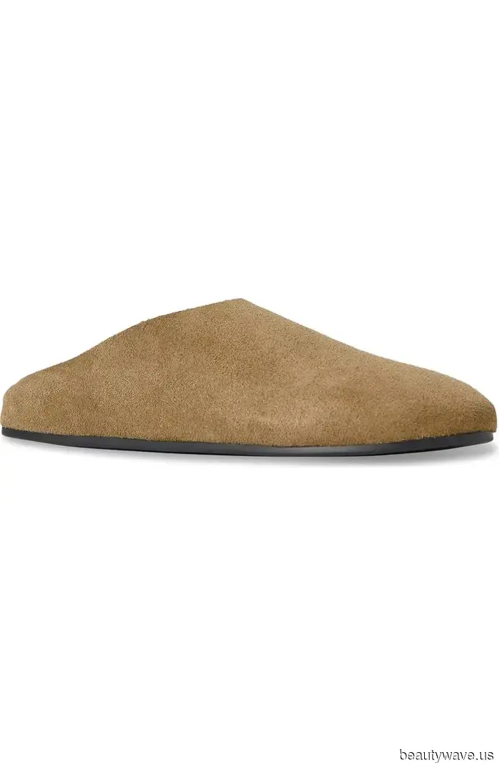 PSA para todos los que compraron esas sandalias virales de The Row y Ugg este año: Esto es lo que debes usar con ellas.