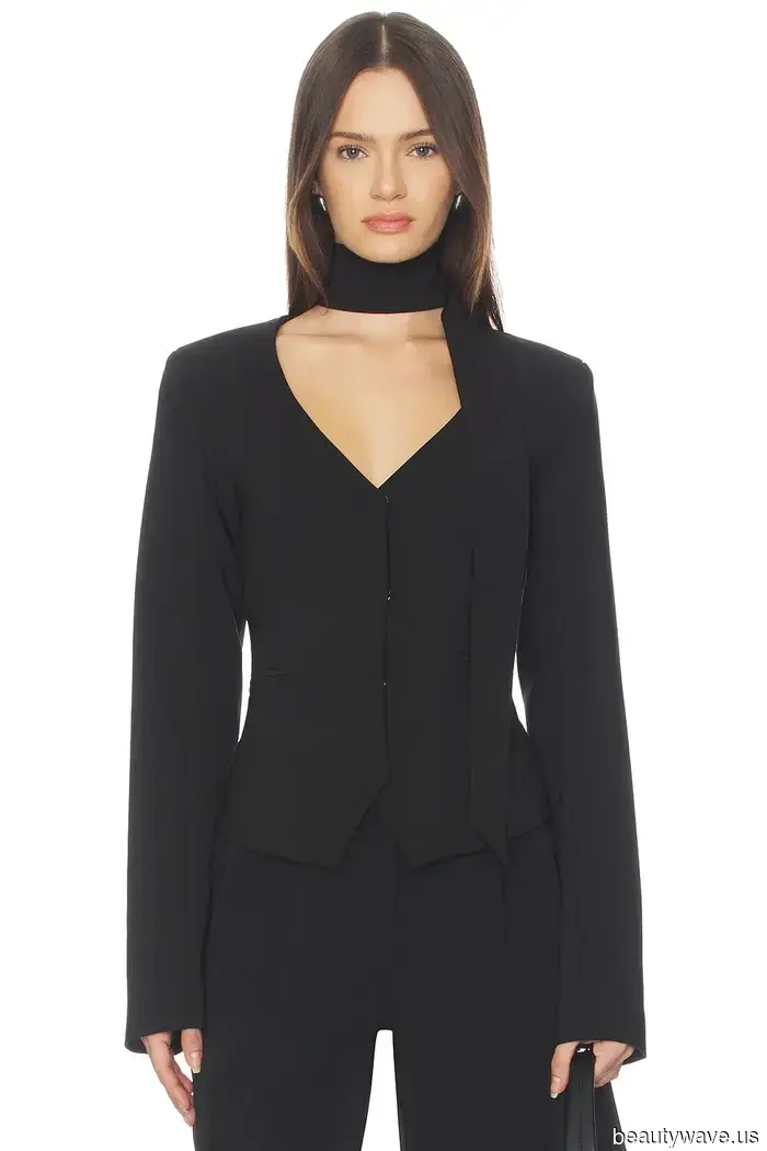 If you aim to look wealthy and stylish in leggings next year, wear them in this specific way.