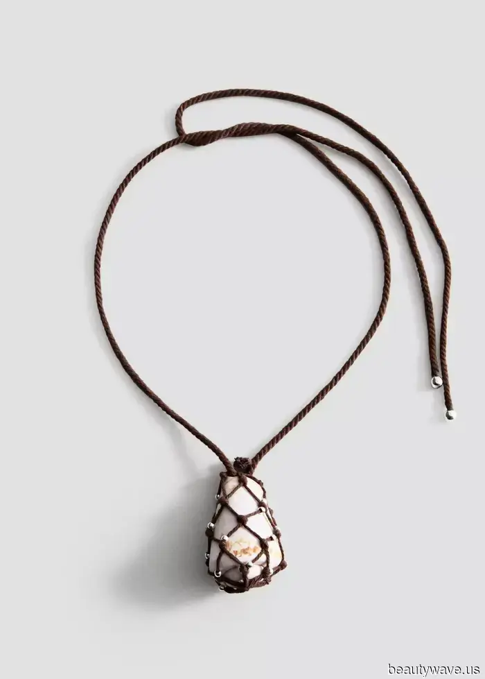 Los conjuntos de verano se ven mucho más elegantes cuando se combinan con este accesorio de moda.