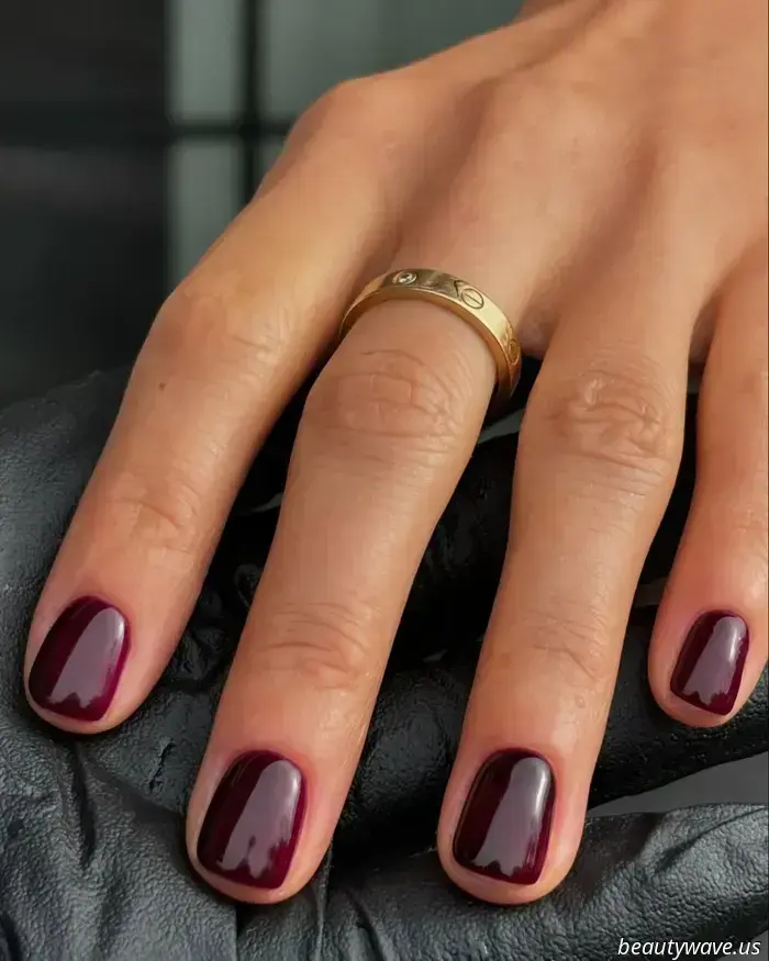 Do you recall Jelly Shoes? This Juicy Manicure serves as the nail counterpart inspired by the '90s.