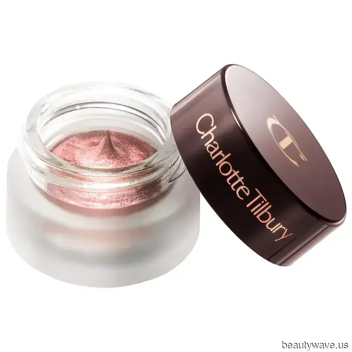 I found 5 French-girl techniques for applying eye makeup this summer, all thanks to a single product.