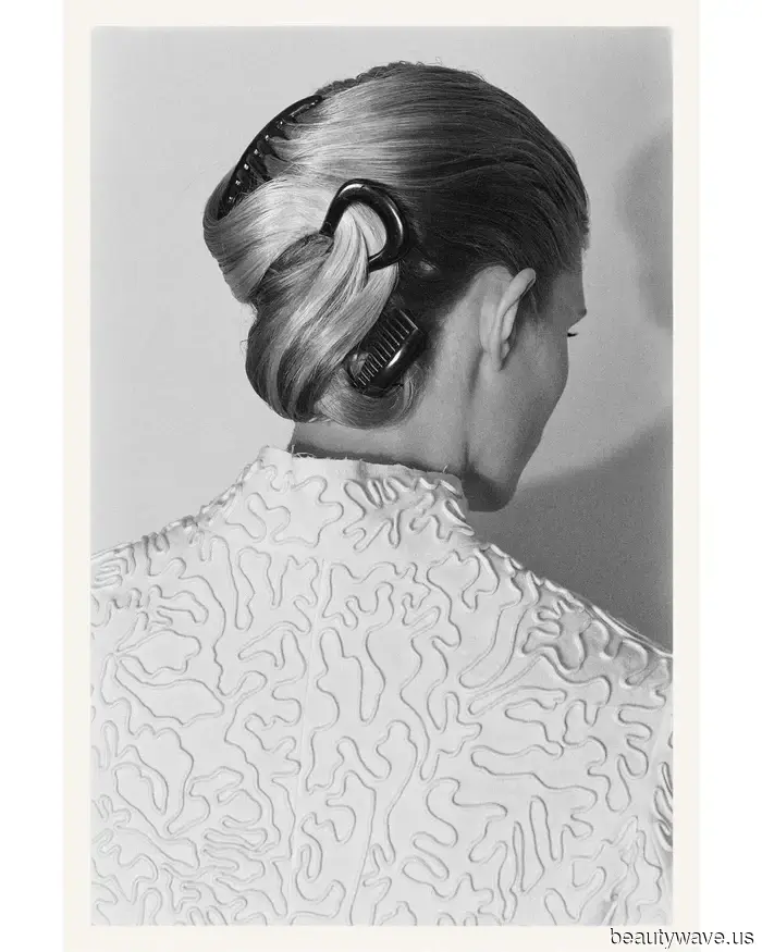 Questo accessorio francese da 10 dollari è il segreto per apparire elegante in 5 secondi netti.