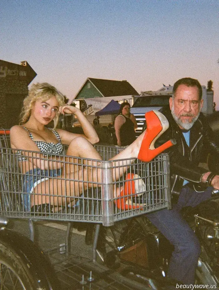 Esclusiva: Sabrina Carpenter ha indossato questo balsamo per le labbra Prada nel suo video musicale "Manchild"