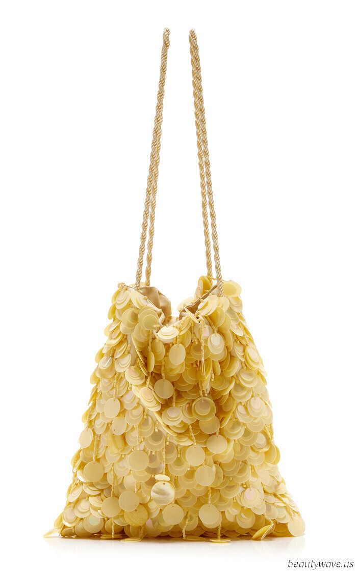 More Stylish Than a Shoulder Bag, More Laid-Back Than a Clutch—The Bag Trend That Only Fashionable Individuals Are Aware Of