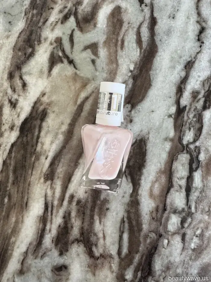 Due settimane dopo, e questo smalto per unghie perfettamente lattiginoso non si è ancora scheggiato.