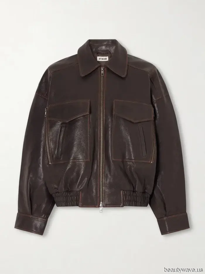 Certo, le giacche di pelle nere sono senza tempo, ma tutti nel mondo della moda stanno optando per questo colore più chic invece.