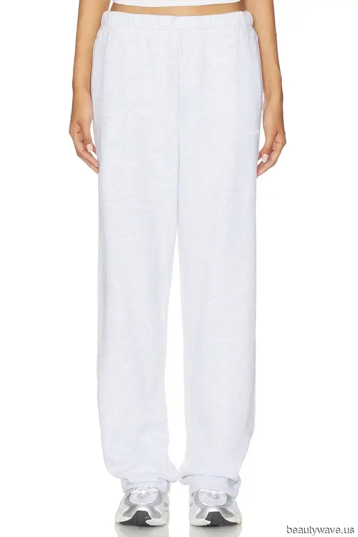 Improvvisamente, i pantaloni della tuta sono di nuovo "di moda"&mdash;aggiungi questa elegante tendenza dei cappotti per indossarli nel modo del 2025