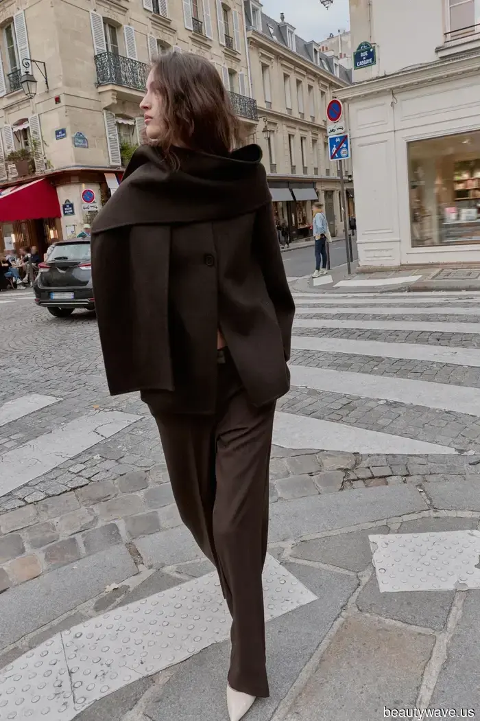 Più chic del cammello e altrettanto versatile del nero: questo è il colore del cappotto che le persone eleganti indossano questo inverno.
