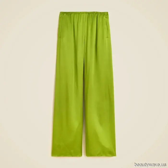 Es ist offiziell: Das ist der beste Farbtrend 2026, den man mit Marineblau tragen kann.