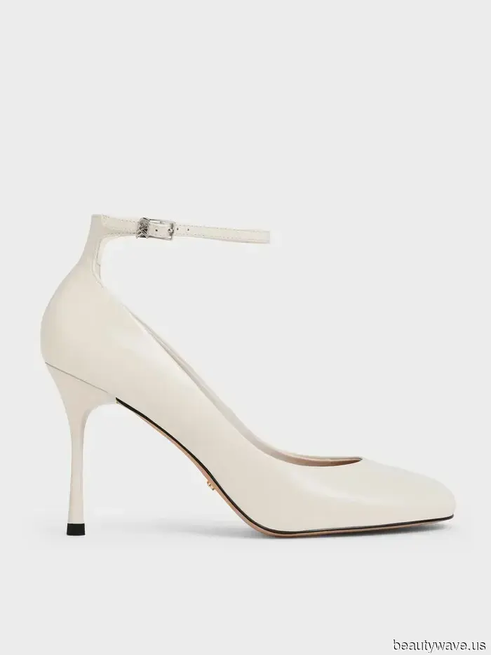 Victoria Beckham acaba de usar el color de zapato que hace que los vestidos burdeos se vean extremadamente elegantes.