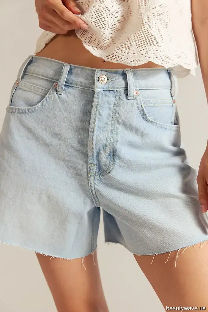 Доставка из Парижа: Все отказываются от сандалий, чтобы носить эти гораздо более стильные туфли с шортами