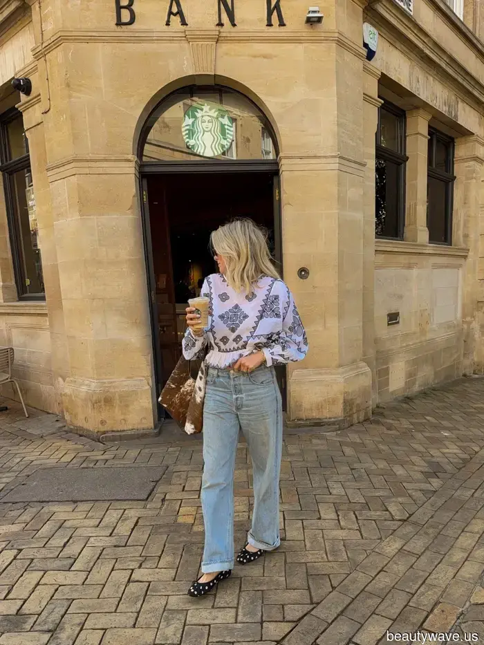 Las mujeres elegantes han comenzado a usar sus jeans de esta manera específica en silencio.