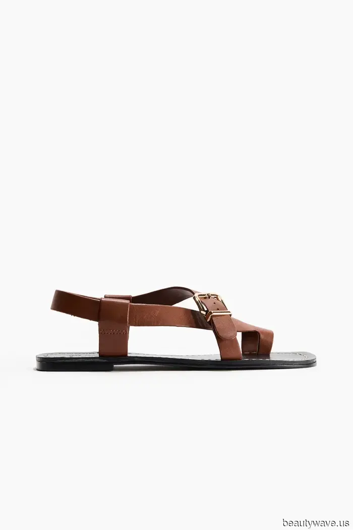 Claudia Schiffer recently sported the French-girl jeans and sandals combination that I genuinely suggest wearing while flying.
