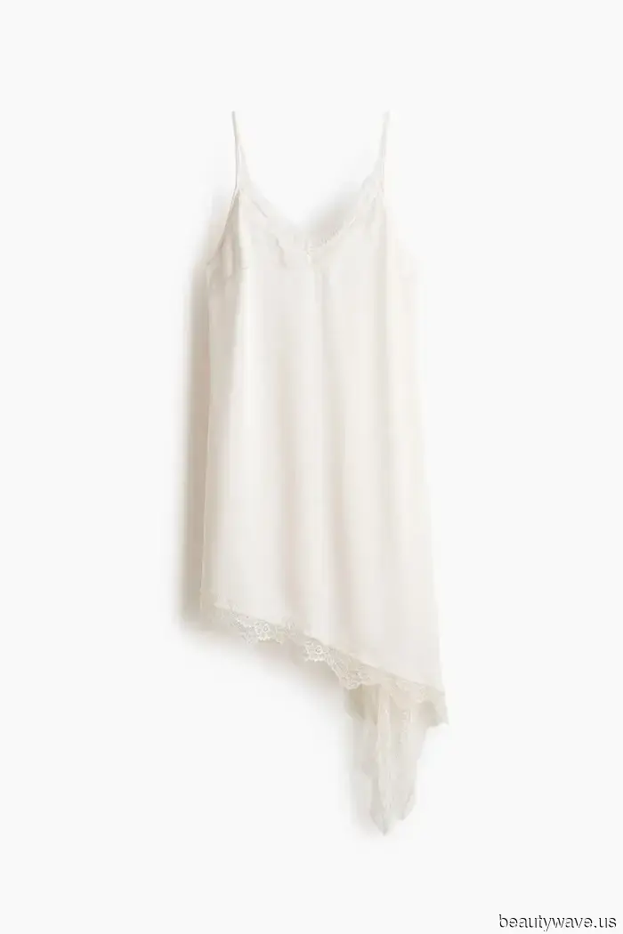 Non pantaloni corti e infradito&mdash;questa combinazione di vestito e scarpe alla francese è molto più chic.