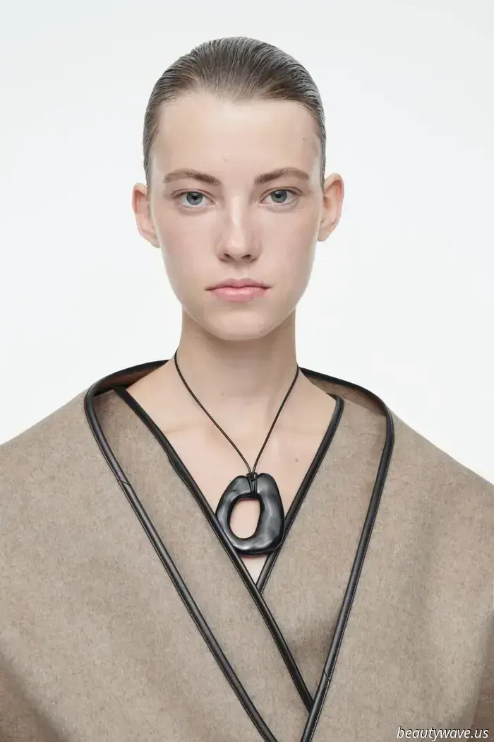 The Stylish Jewelry Trend That Everyone Fashionable is Pairing with White T-Shirts