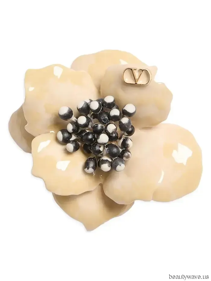 It's My Duty to Observe: The Highly Specific Accessory That Trendy Girls in NYC Are Now Fixated On