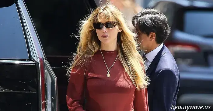 Even those who dislike sneakers will go crazy for the lovely trend that Jennifer Lawrence just showcased.