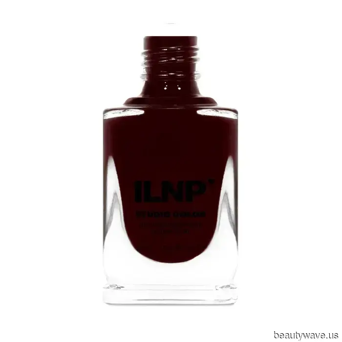 Elegante, senza tempo e ovunque guardi: I soli 9 colori di smalto scuro di cui hai bisogno per una manicure ultra-lussuosa