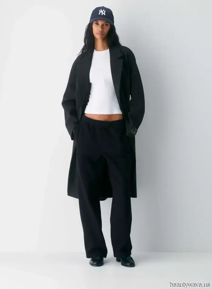 Addison Rae und Lily-Rose Depp trugen die Pant- und Schuhkombination der 2000er, die ein Comeback feiert.