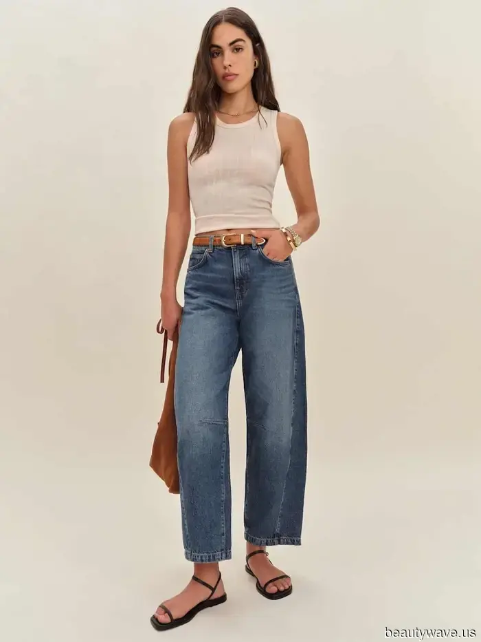 En lugar de zapatillas, los vestidores más elegantes combinan jeans cortos con este zapato más elegante.